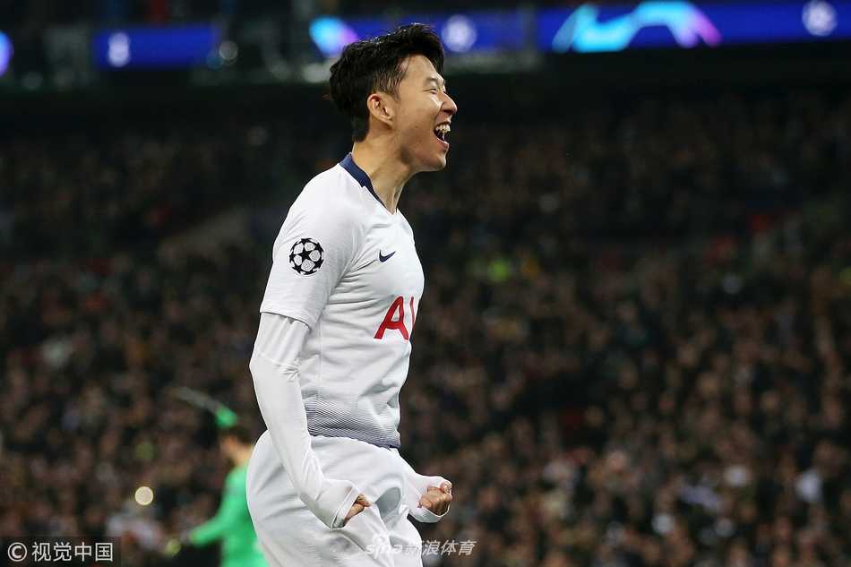 孙兴慜调皮地模仿队友撕球衣的动作，脸上洋溢着孩子般的笑容