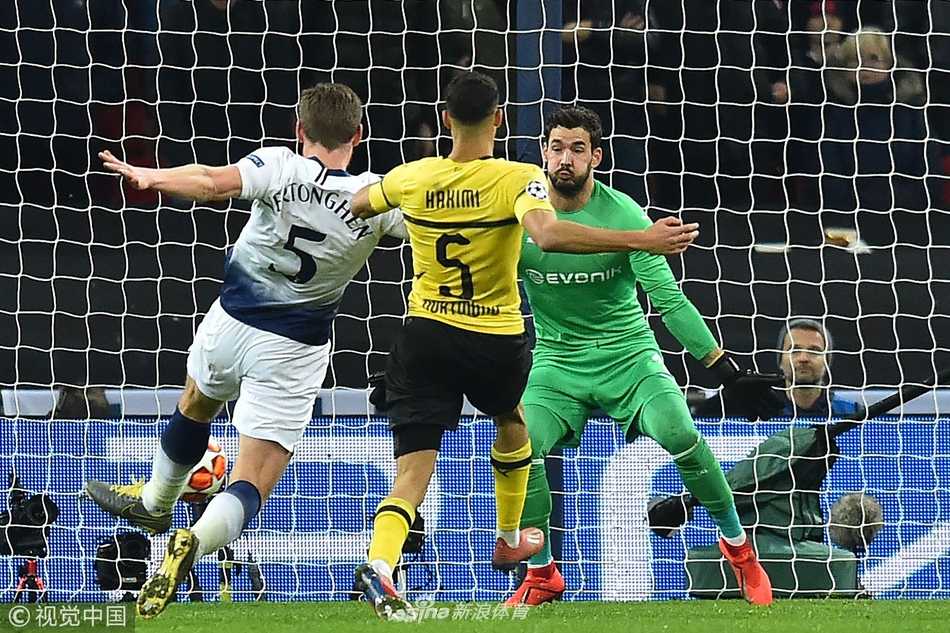 进球功臣略伦特被队友团团围住，接受全场球迷的欢呼与致敬