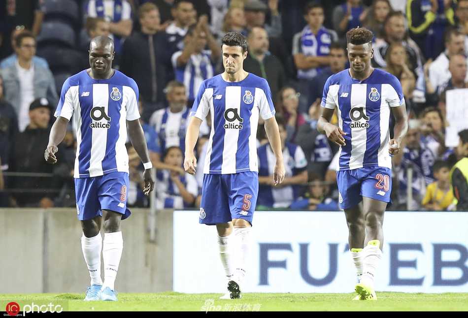 巨龙球场的梦魇之夜，波尔图球员在主场球迷的注视下难掩失落，他们深知这座曾经坚不可摧的堡垒今夜被攻陷了。