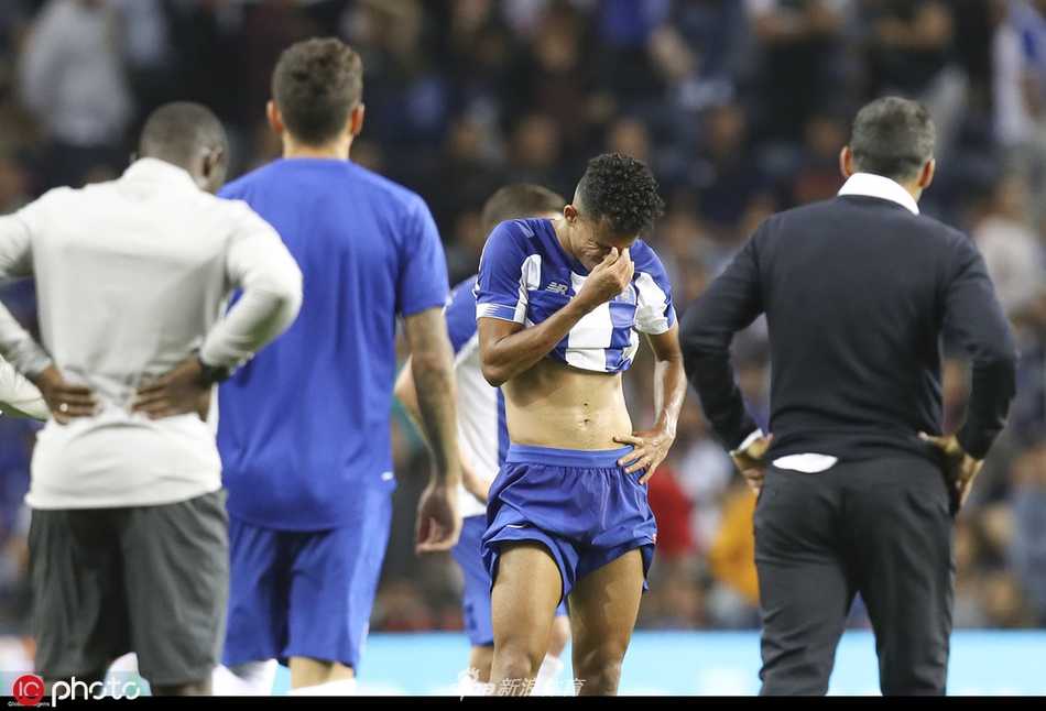 波尔图门将无奈地从网窝中捡出皮球，眼神中充满了迷茫，今晚他把守的城门在自家地盘上被对手三次洞穿，这是赛前无法想象的灾难。