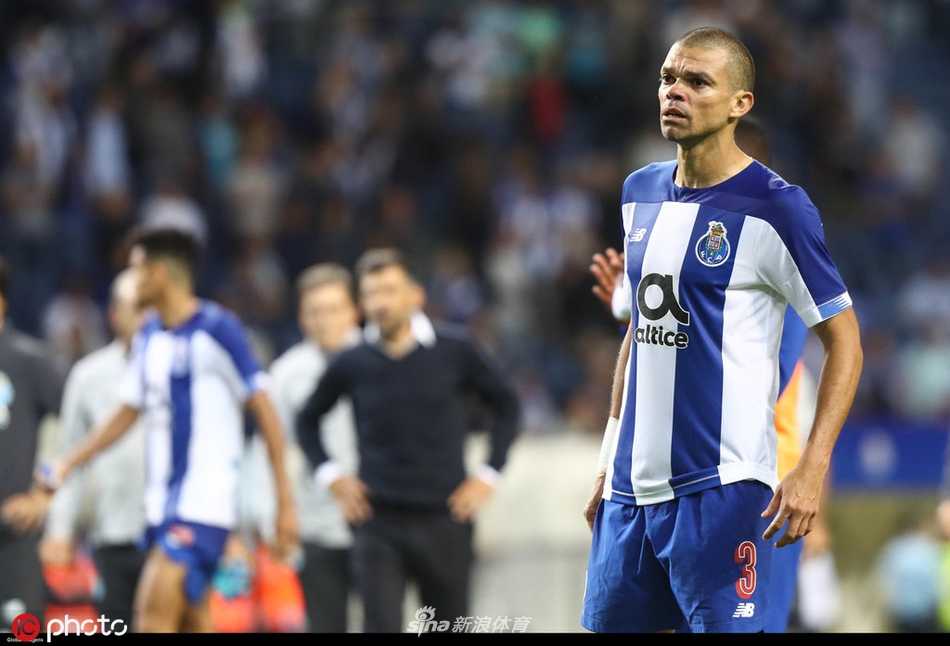 克拉斯诺达尔球员在巨龙球场滑跪庆祝，他们的咆哮声压过了主场数万球迷的嘘声，这一刻他们让整个欧洲记住了自己的名字。