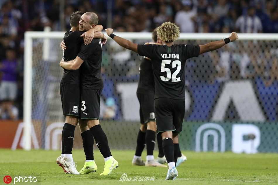 波尔图教练组在场边陷入绝望，手中的战术板此刻显得苍白无力，精心布置的战术在对手的冲击下支离破碎，他们不得不接受被淘汰的残酷现实。