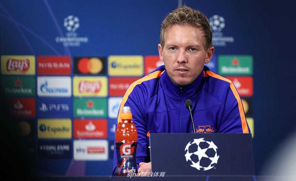 镜头下的少帅纳格尔斯曼神情专注，手捧爱将资料，仿佛一位即将指挥大战的年轻将军，镜片后的目光早已投向安联球场方向的假想敌。