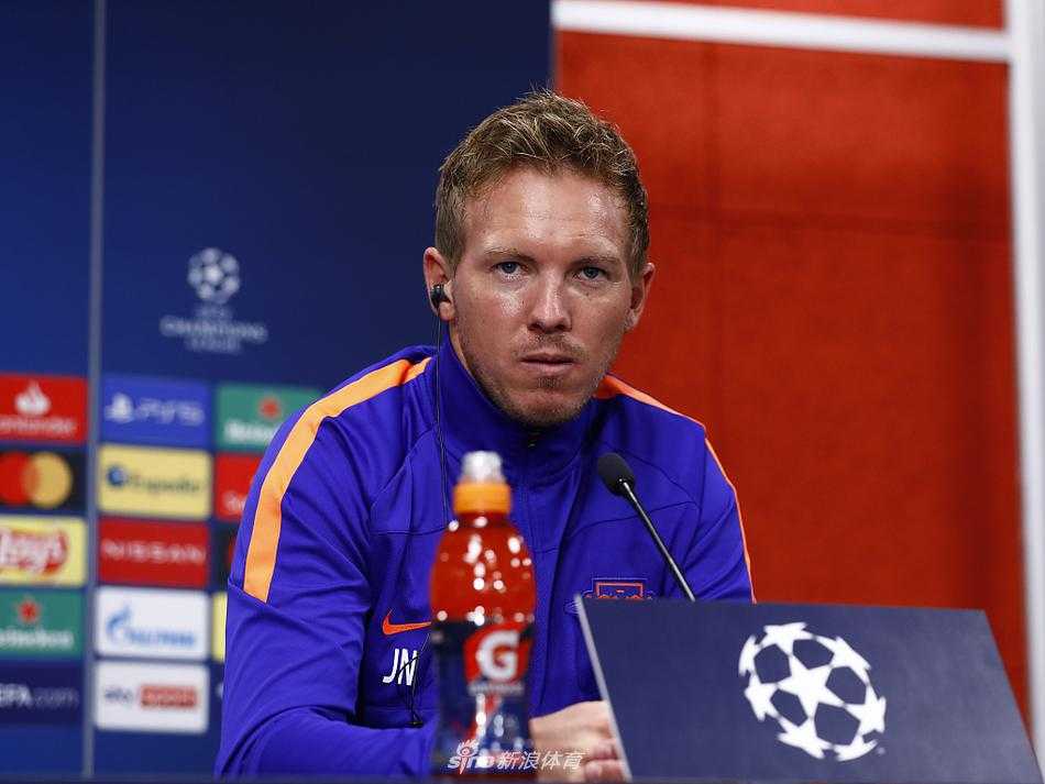 纳格尔斯曼抬手比划间流露着与年龄不甚相符的沉稳，他正在向记者描绘心中的战术蓝图，那充满感染力的手势仿佛正在无形的战术板上画出一道撕裂防线的进攻路线。