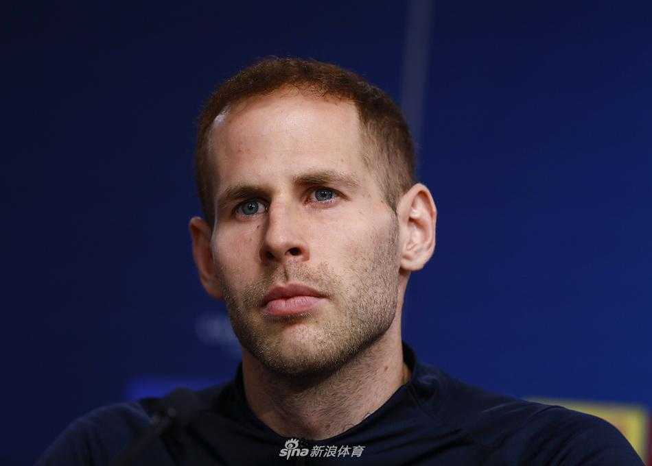 古拉西奇这位匈牙利门神正襟危坐，他的眼神坚毅如铁，仿佛在告诉外界，无论对手是姆巴佩还是拉什福德，他身后的红牛球门将是最后一道难以逾越的叹息之墙。