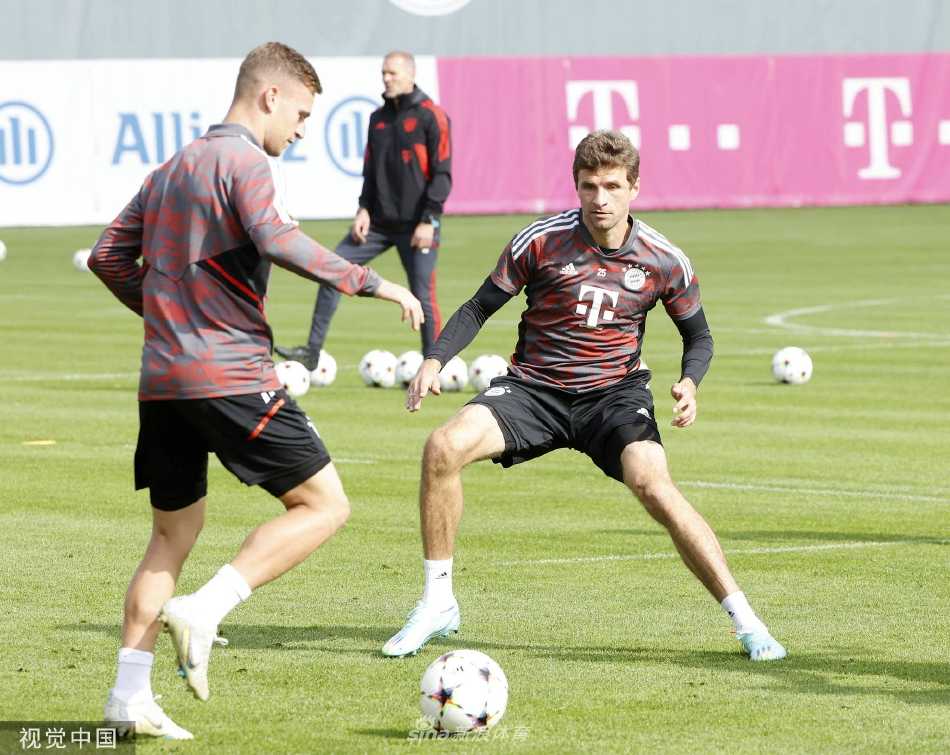 基米希与队友专注进行传接球配合，眼神坚毅，皮球在脚下精准滚动，展现德甲霸主严谨的战术纪律。