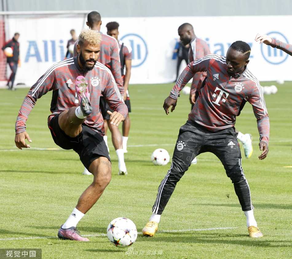 穆夏拉带球灵活突破，年轻的身影在训练场上翩翩起舞，灵动步伐彰显德国足球未来的无限潜力。