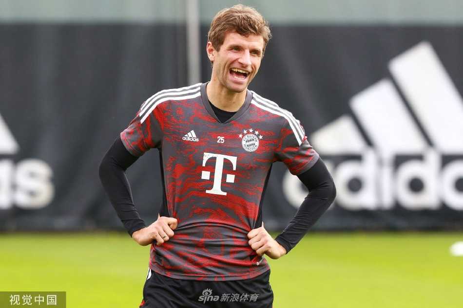 托马斯·穆勒在绿茵场上仰天大笑，灿烂笑容瞬间化解了赛前的紧张气氛，尽显球队开心果的本色。