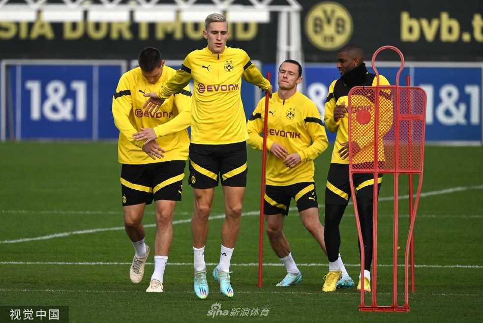 多特蒙德球员在开阔的训练场上进行高强度传接球对抗练习，皮球在空中划出一道道弧线