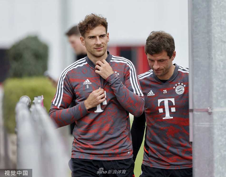 门神诺伊尔飞身侧扑，舒展的身体犹如一道屏障，将必进球稳稳拒之门外，守护着拜仁的最后防线。