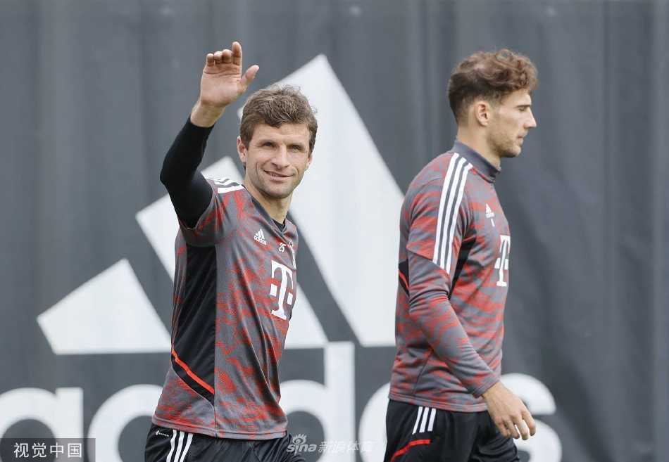 拜仁全队围成一圈进行战术部署，主帅纳格尔斯曼居中讲解，队员们凝神静听，战前氛围紧张而有序。