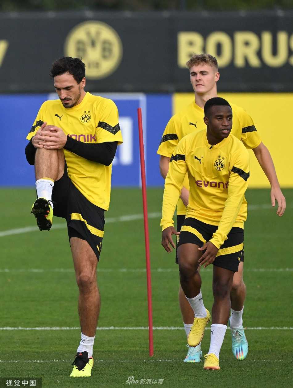 一位多特蒙德防守球员在训练中高高跃起，力压对手奋力争抢头球，展现强悍的制空能力