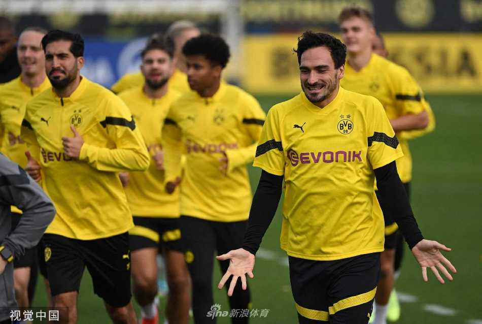 多特蒙德球星罗伊斯在训练中展示精湛的脚下技术，神情专注地控制着脚下的足球