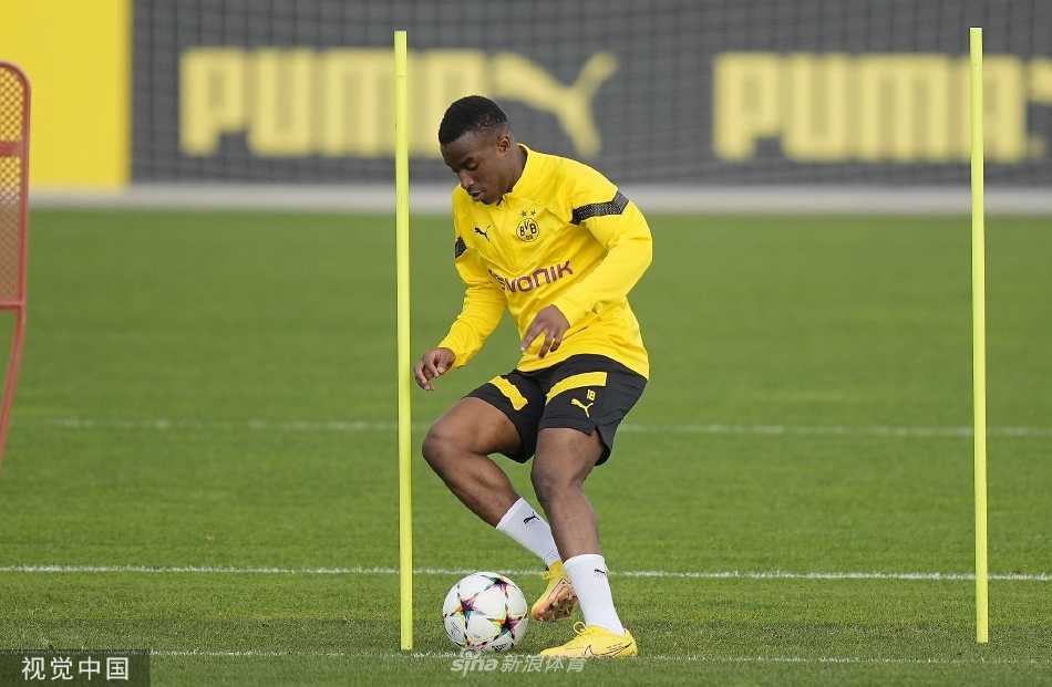 黄昏时分，多特蒙德全队围在一起听取主教练做最后的战术布置与精神动员，画面充满凝聚力