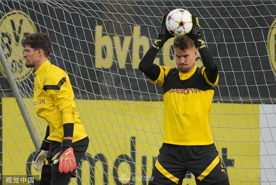 训练结束后，多特蒙德球员们开始放松，三三两两走向场边，夕阳将他们的身影拉长