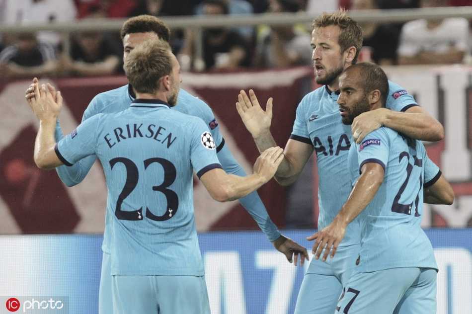 热刺前锋哈里·凯恩主罚点球瞬间，他眼神坚定，右脚奋力抽射，皮球如炮弹般飞入球网