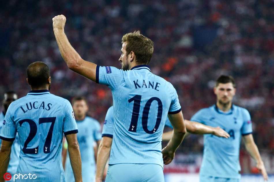 老将瓦尔布埃纳罚中点球后激情长啸，双手握拳，尽情宣泄着扳平比分的巨大压力与喜悦