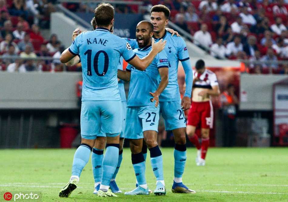 小卢卡斯轰出世界波后激情庆祝，他张开双臂奔跑，脸上洋溢着难以置信的笑容，队友纷纷上前祝贺