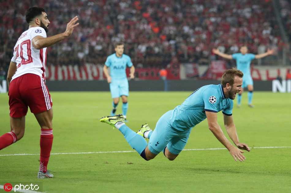 热刺球星孙兴慜下半场替补登场，他带球疾进试图撕开对手防线，眼神中透露出对胜利的渴望