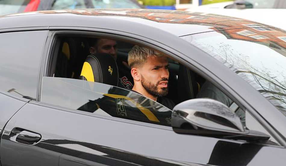 阿圭罗的银色法拉利812 Superfast静静停靠在餐厅门口，流线型车身在夜色中反射着城市灯光，仿佛一头随时准备冲刺的猛兽