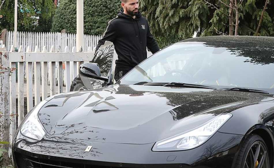 阿圭罗驾车准备驶出停车区域，从车内能隐约看到他的侧脸，专注而平静，方向盘上的法拉利跃马标志清晰可见