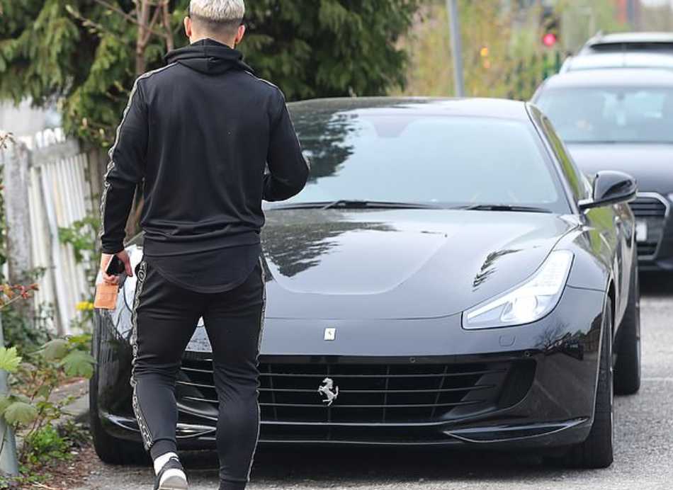 阿圭罗的法拉利停在餐厅外，背景是曼彻斯特繁华的街道夜景，这辆银色跑车与都市霓虹融为一体，成为一道独特的风景