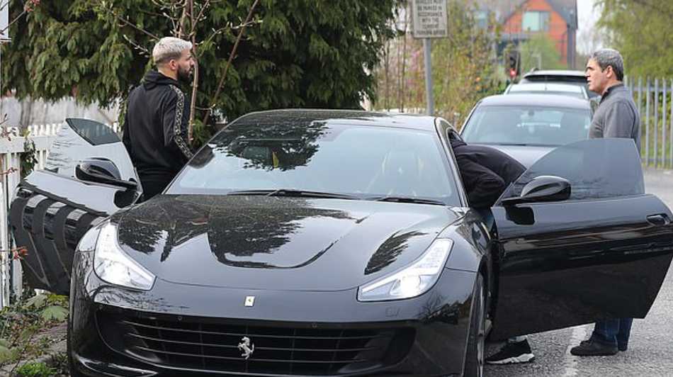 法拉利标志性的尾灯在夜色中亮起，线条凌厉，彰显着不凡的性能与设计美感，正如阿圭罗在球场上那般锋芒毕露