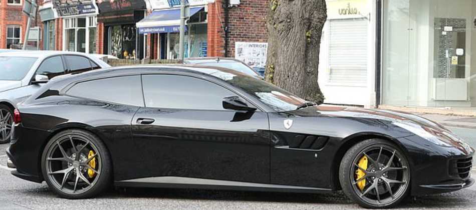 多张照片拼贴组合，展示了阿圭罗驾车的不同瞬间，包括车辆细节和他的神情变化，完整记录了他这次出局后的深夜出行