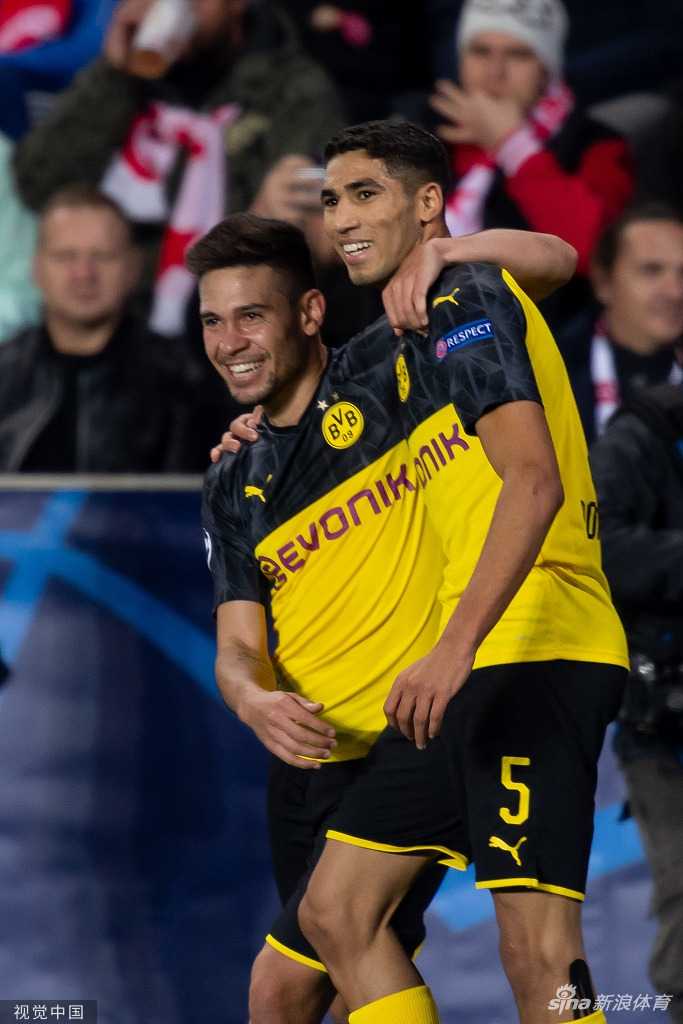 高速突破中的阿什拉夫眼神坚毅，他正用一次势不可挡的奔袭撕开主队防线，为球队赢得宝贵的定位球机会。