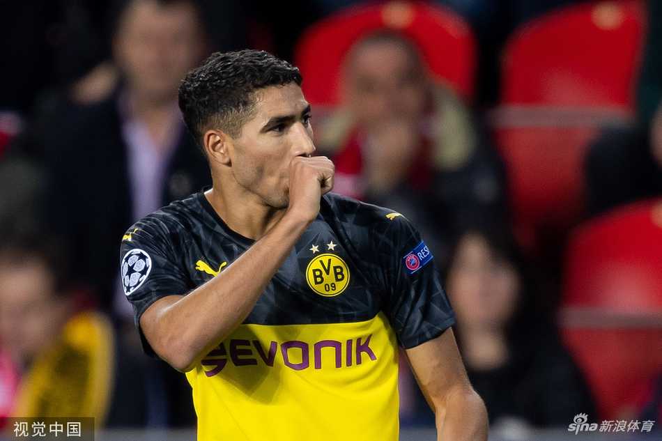 阿什拉夫在客场球迷面前振臂疾呼，队友们纷纷涌上，共同庆祝这粒为球队打开胜利之门的宝贵进球。