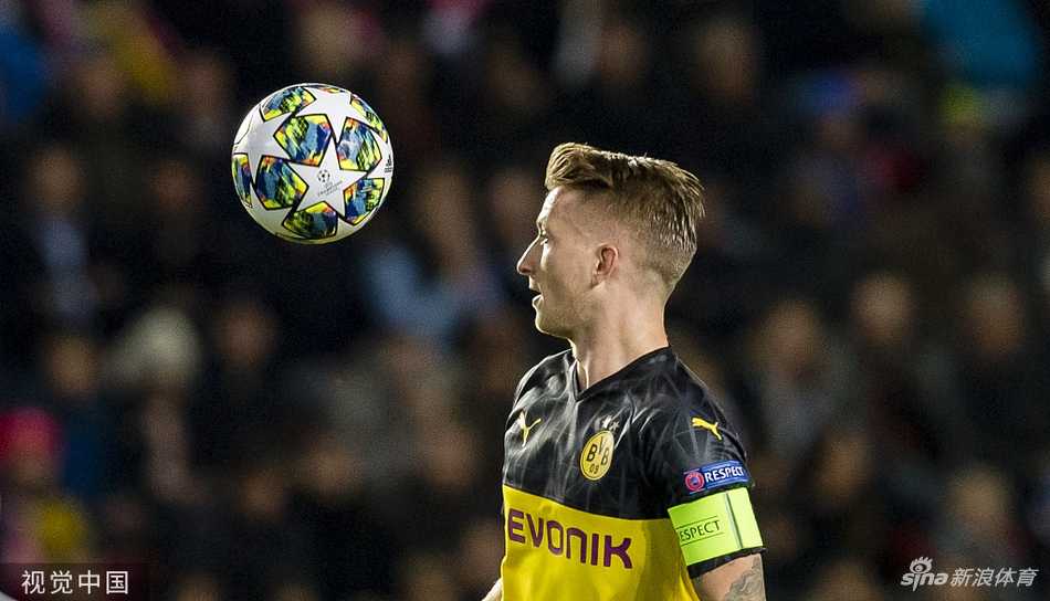 进球后的阿什拉夫被兴奋的队友们紧紧围住，大家拥抱在一起，庆祝这粒锁定胜局的进球，看台上的客队球迷区陷入沸腾。