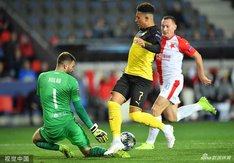 法夫尔在场边用手势指挥着球队的攻防节奏，他信任年轻人的战术布置在这场比赛中收获了完美的回报。