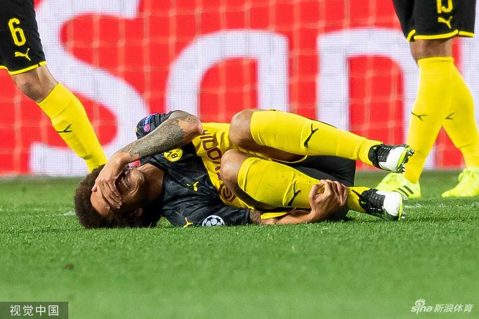 队长罗伊斯在中场用一脚精准的转移球调度球队进攻，他的视野和传球技术是多特蒙德撕开防线的关键武器。