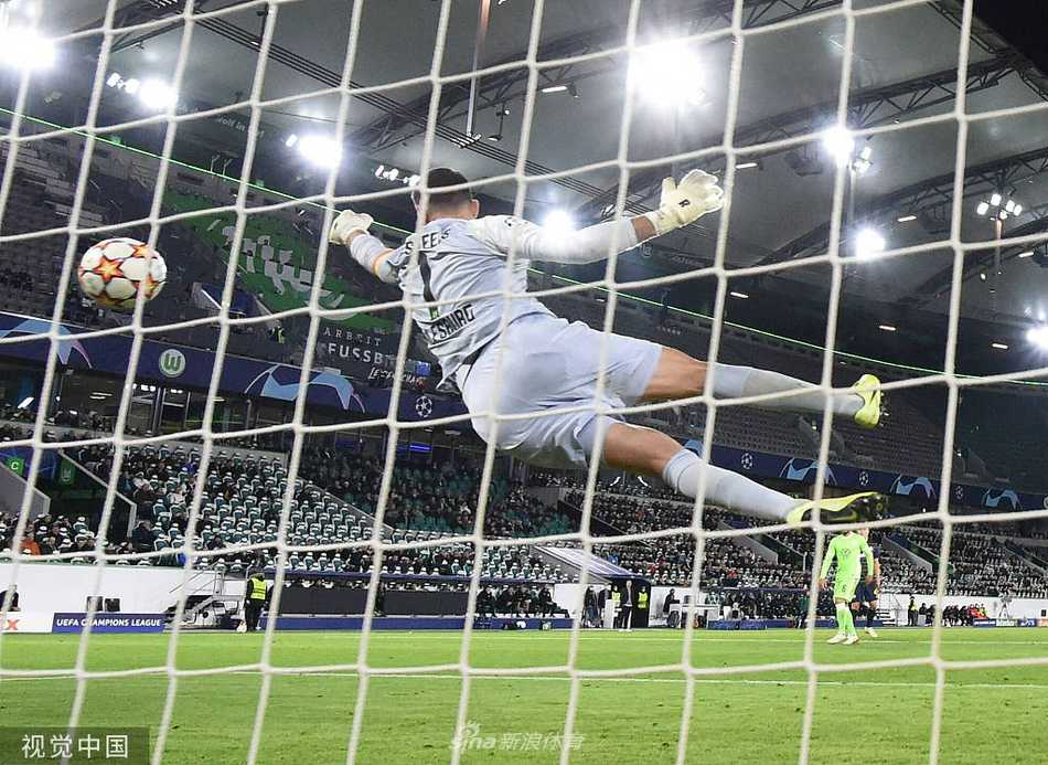 进球功臣里德尔·巴库张开双臂肆意奔跑在绿茵场上，身后的看台上一片黄绿相间的海洋为他沸腾，他的脸上写满了激情与无畏。