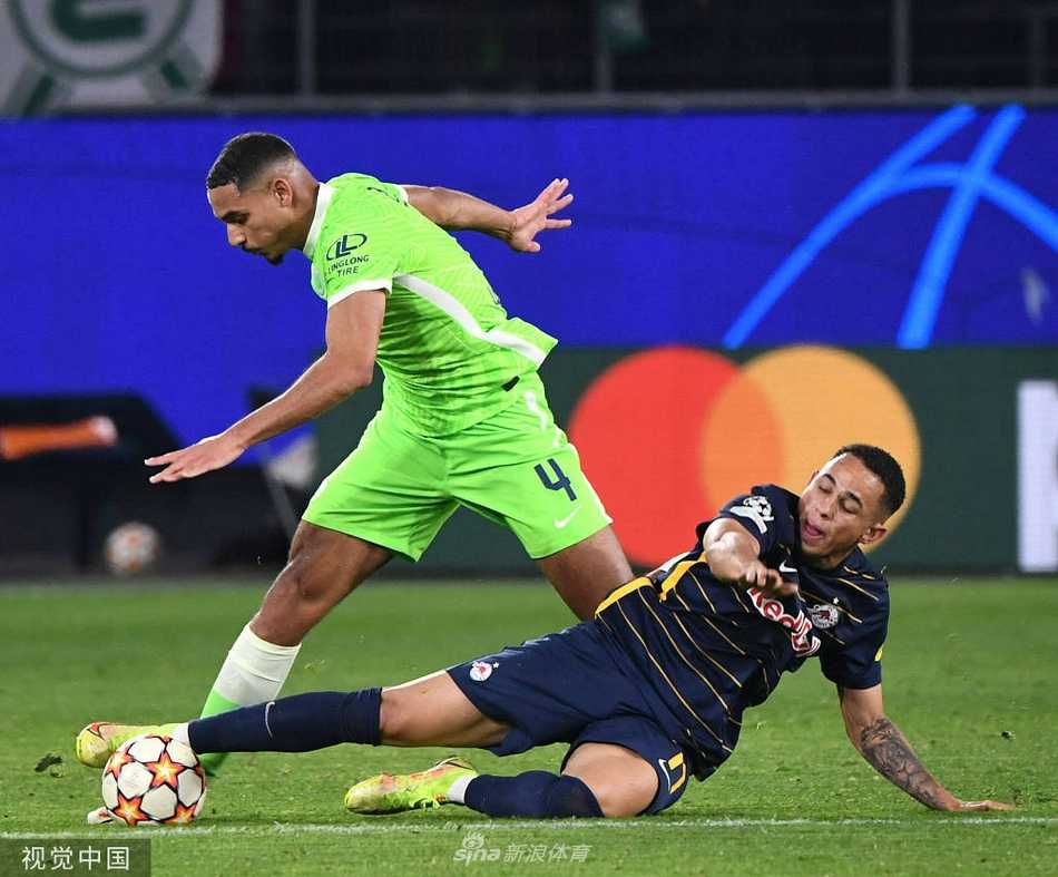 卢卡斯·恩梅加在近乎零度角的位置爆射破门后，激情咆哮，肌肉线条在球衣下紧绷，释放着打入制胜球后的巨大压力与无尽豪情。