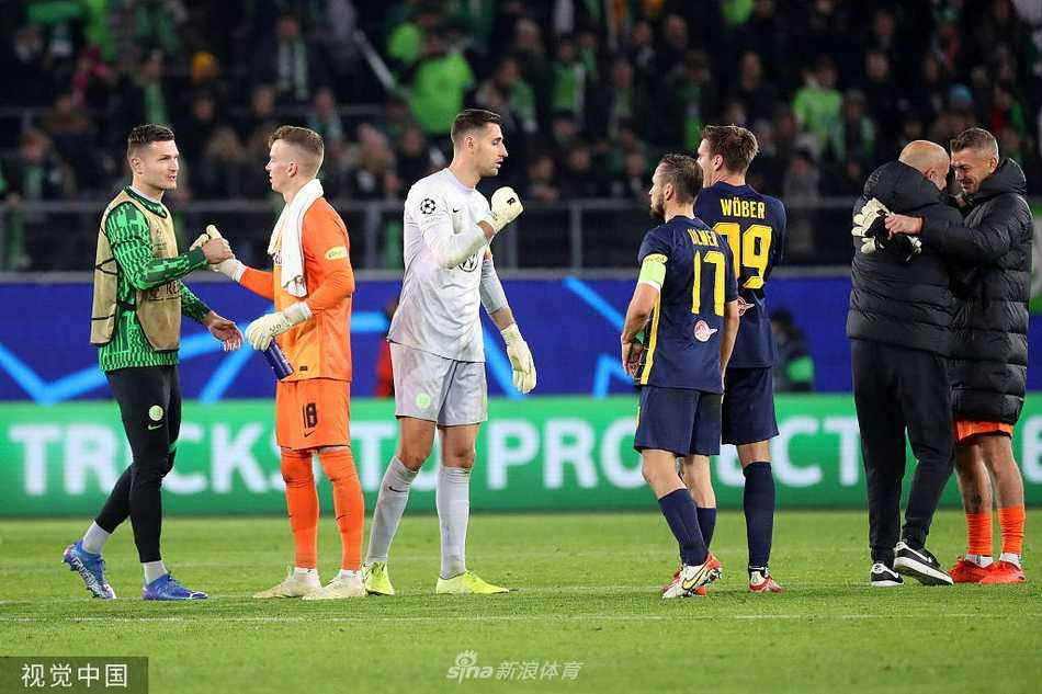 萨尔茨堡红牛的沃贝尔张开双臂庆祝他的任意球破门，一道完美的弧线还停留在空中，队友们纷纷冲向他，分享这记世界波带来的狂喜。