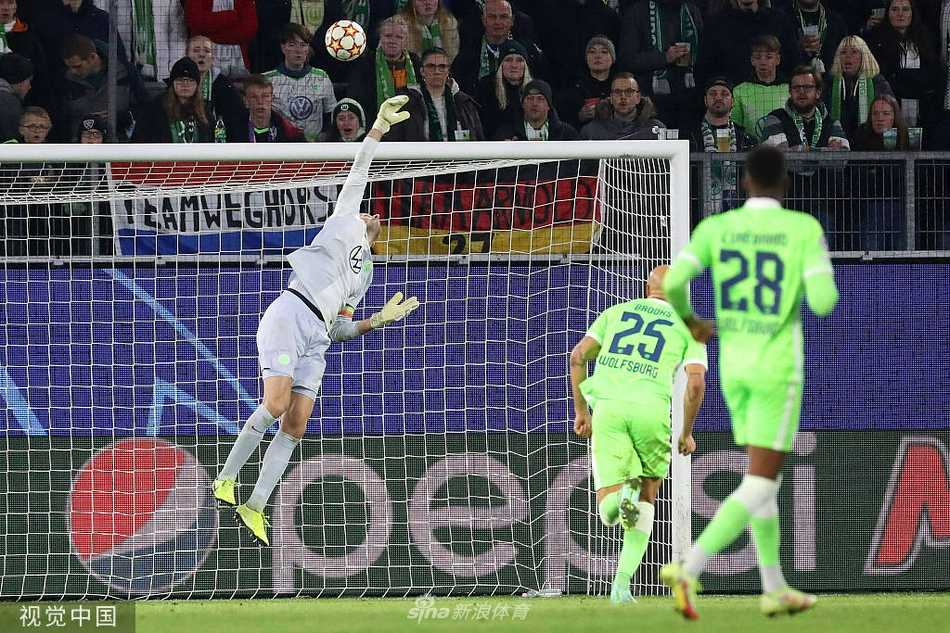 德国新星卡里姆·阿德耶米带球疾进，眼神坚毅地望向对手球门，尽管本场未能破门，但他风驰电掣的速度依然给狼堡防线带来巨大威胁。