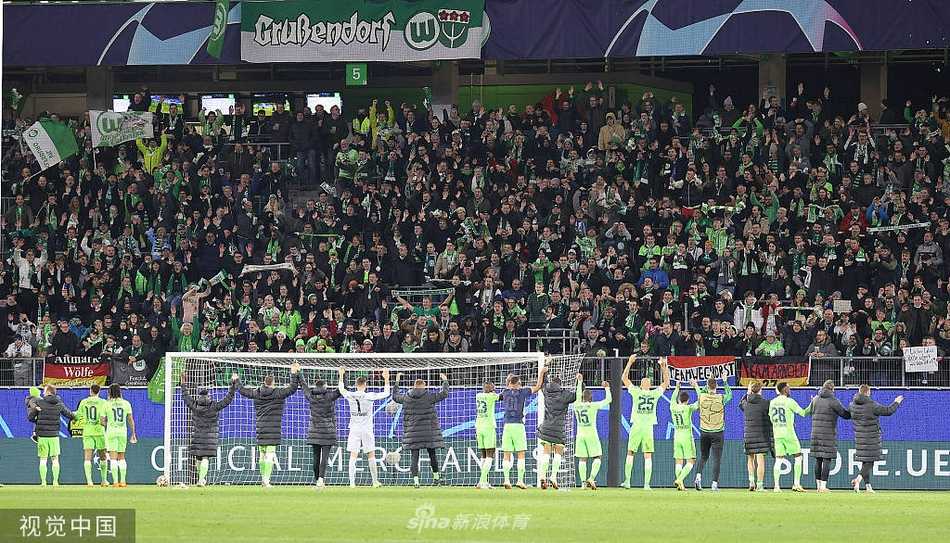 夜幕下的大众汽车竞技场华灯璀璨，球场内绿茵如毯，看台上球迷的歌声仿佛还在回荡，静静诉说着这个夜晚属于沃尔夫斯堡的荣耀与激情。