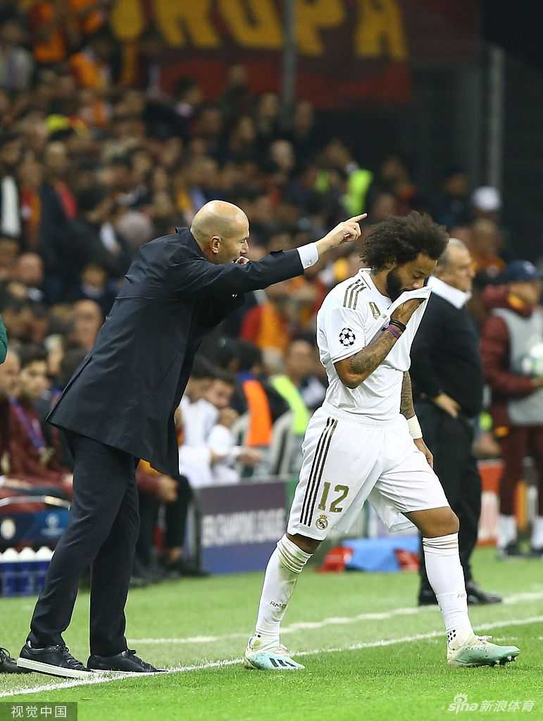 阿扎尔面对空门推射瞬间，皮球已经越过门将，却遗憾地击中横梁弹回场内，阿扎尔双手抱头，身后的防守球员和门将都回头望向皮球。