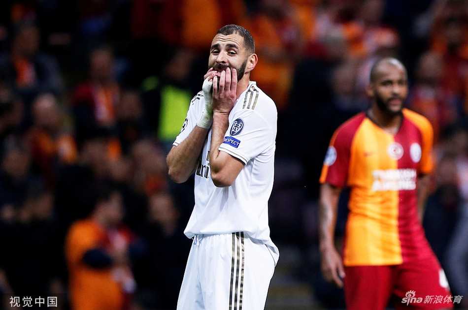 终场哨响后，皇马球员们聚集在客队球迷看台前，鼓掌向远道而来的球迷致谢，大家脸上洋溢着胜利的喜悦，庆祝这关键的客场胜利。