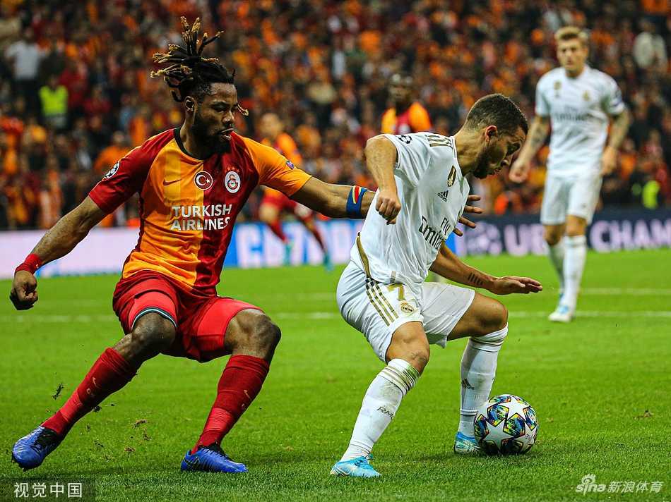 库尔图瓦高高跃起，单拳将加拉塔萨雷的传中球击出禁区，他表情坚毅，拉莫斯在一旁保护落点，力保球门不失。