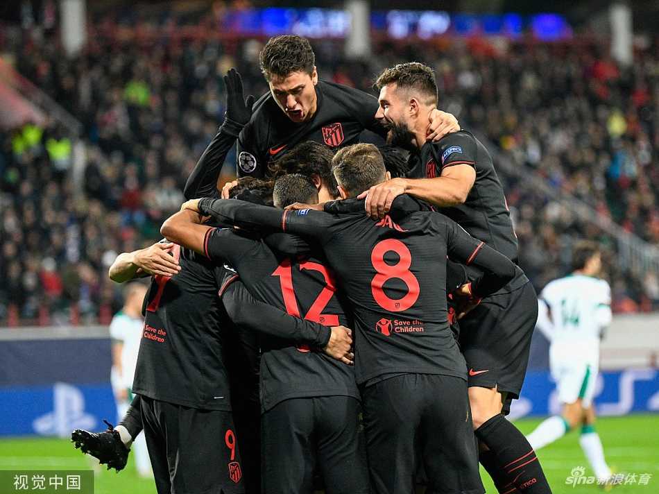 进球的喜悦洋溢在托马斯脸上，他与队友激情相拥，这是属于团队努力换来的荣耀时刻。