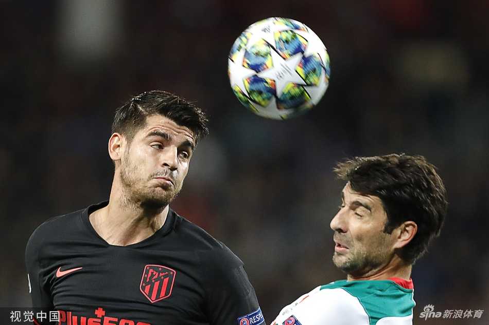 胜利的哨声吹响，马竞将士们围在一起，怒吼着庆祝这场在客场拿下的关键胜利。