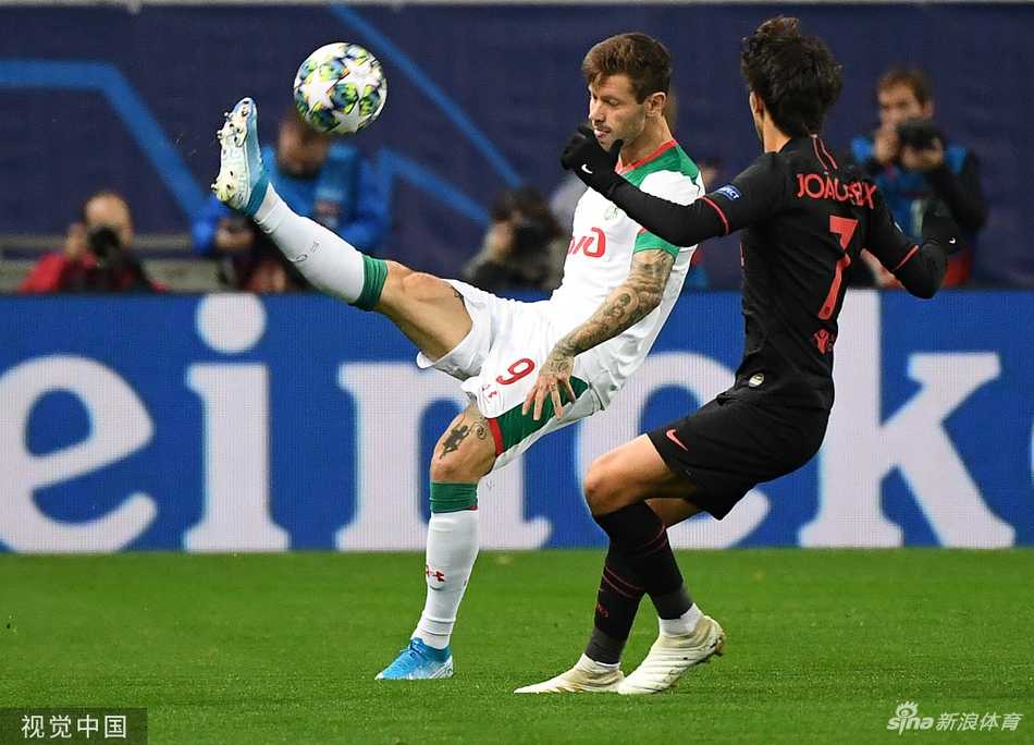 托马斯在中场犹如一道黑色城墙，一次次精准的拦截与抢断，让对手的进攻无功而返。