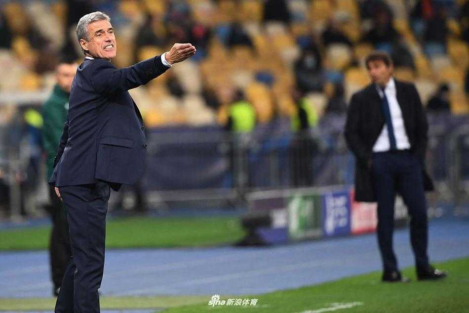 矿工球员多多在边路高速突破后送出传中，皮球在空中划出美妙弧线，中路包抄的队友与国米后卫同时奋力争点。