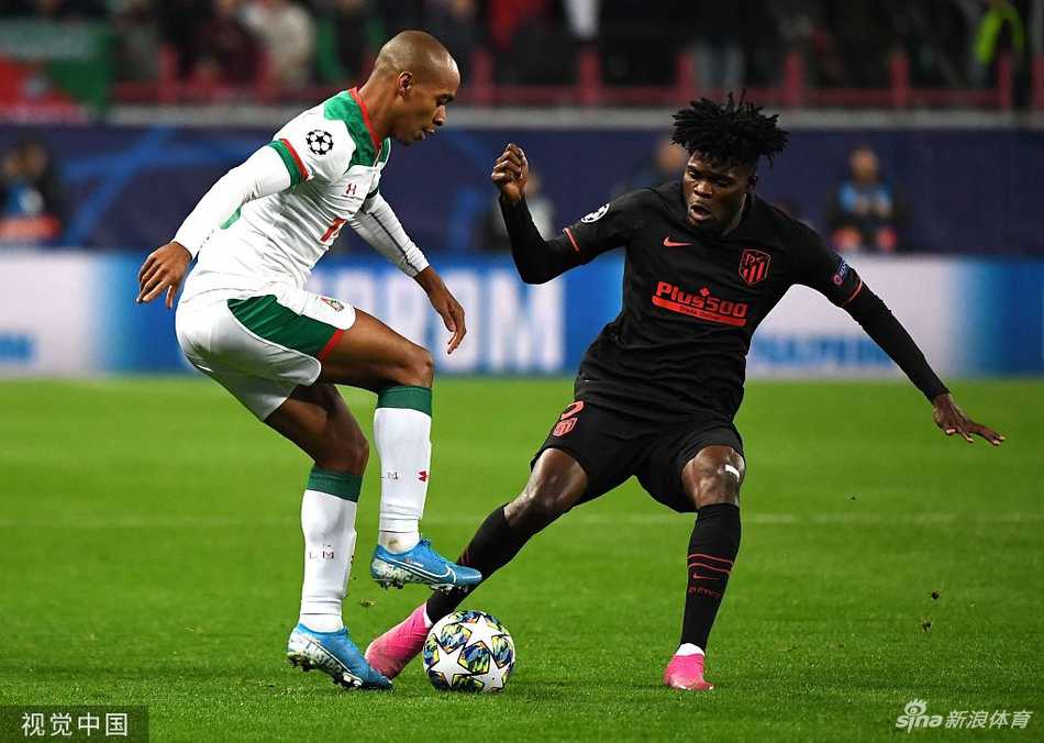 西蒙尼在场边激情指挥，他的肢体语言告诉每一位球员：战斗到最后，胜利属于我们！