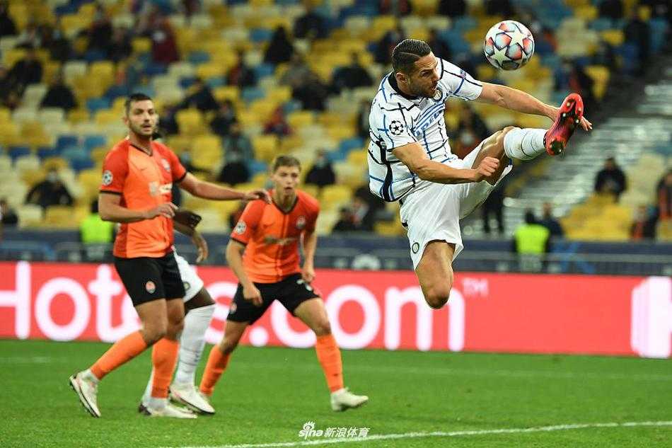 国米锋霸卢卡库在矿工多人包夹下，如铁塔般护住皮球，眼神坚定地寻找传球路线，展现了强大的支点作用。