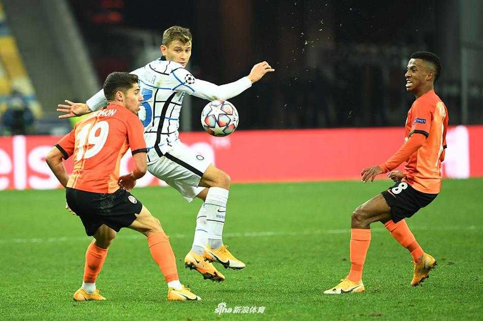 矿工年轻门将特鲁宾反应神速，飞身单掌将卢卡库势大力沉的任意球托向横梁，皮球击中门框弹出的瞬间，全场一片惊呼。