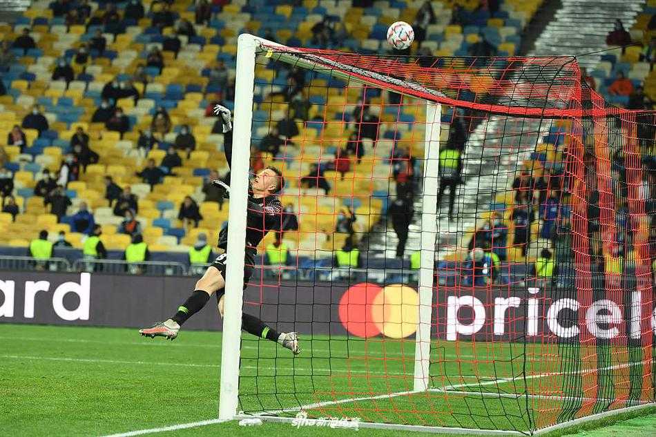 智利中场比达尔凶狠铲抢后与对手发生争执，双方球员迅速围拢，场上气氛瞬间紧张起来，主裁判不得不跑过来平息事态。