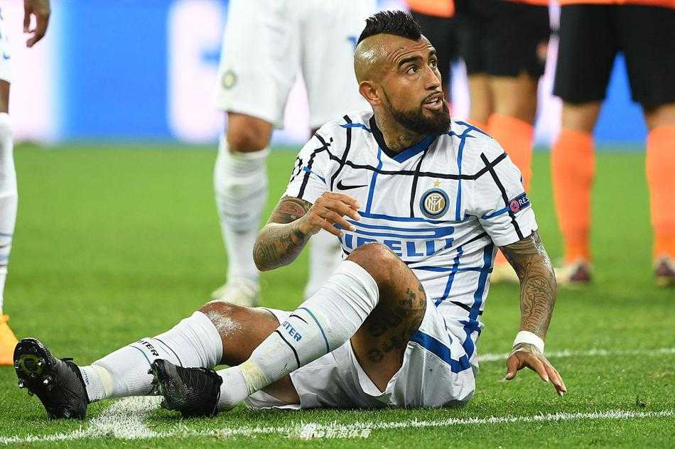 比赛结束后，国米门将汉达诺维奇与队友巴斯托尼神情落寞地低头离场，他们的身后是正在庆祝平局的矿工球员，这一静一动对比鲜明。